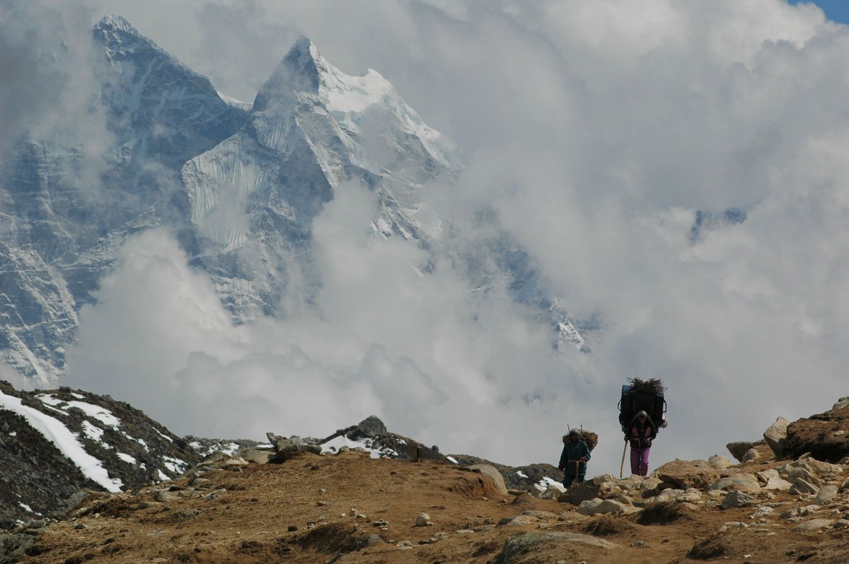Adventureherot1's tweet photo. Nepalese sherpas are indispensable for the highest Himalayan expeditions and commercial treks. In fact, their physiology uses oxygen more efficiently than those used to the atmosphere at sea level; they are perfectly adapted to life on these mountains. Isn't that impressive? https://t.co/ERnJoxvBbv
