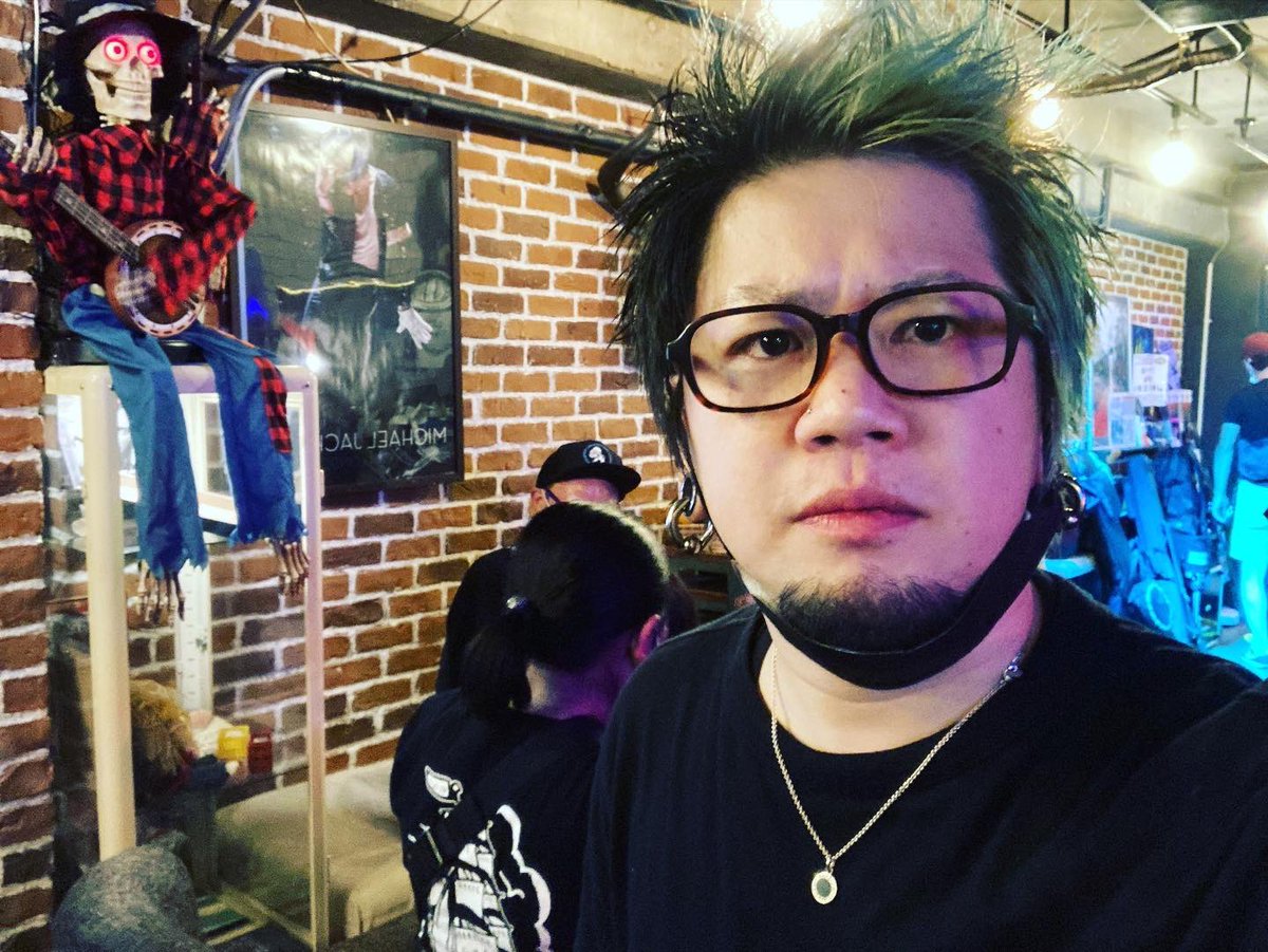 NOY_003's tweet photo. NOISES OFF

皆様お疲れ様でした！

大美は今日、ニュースクでサポートギターでした！

そして昭和57年組でパシャリ
（ホントはここにNSN浅見も入る）

その写真を撮るふりして自撮りしてたONE'S TRUTHのリョウの写真が宝物です

#NEWSCRIPTNUMBER
#RESTART
#THORN
#そしてイッチャン
#ONESTRUTHリョウ https://t.co/vtS9VEGFrE
