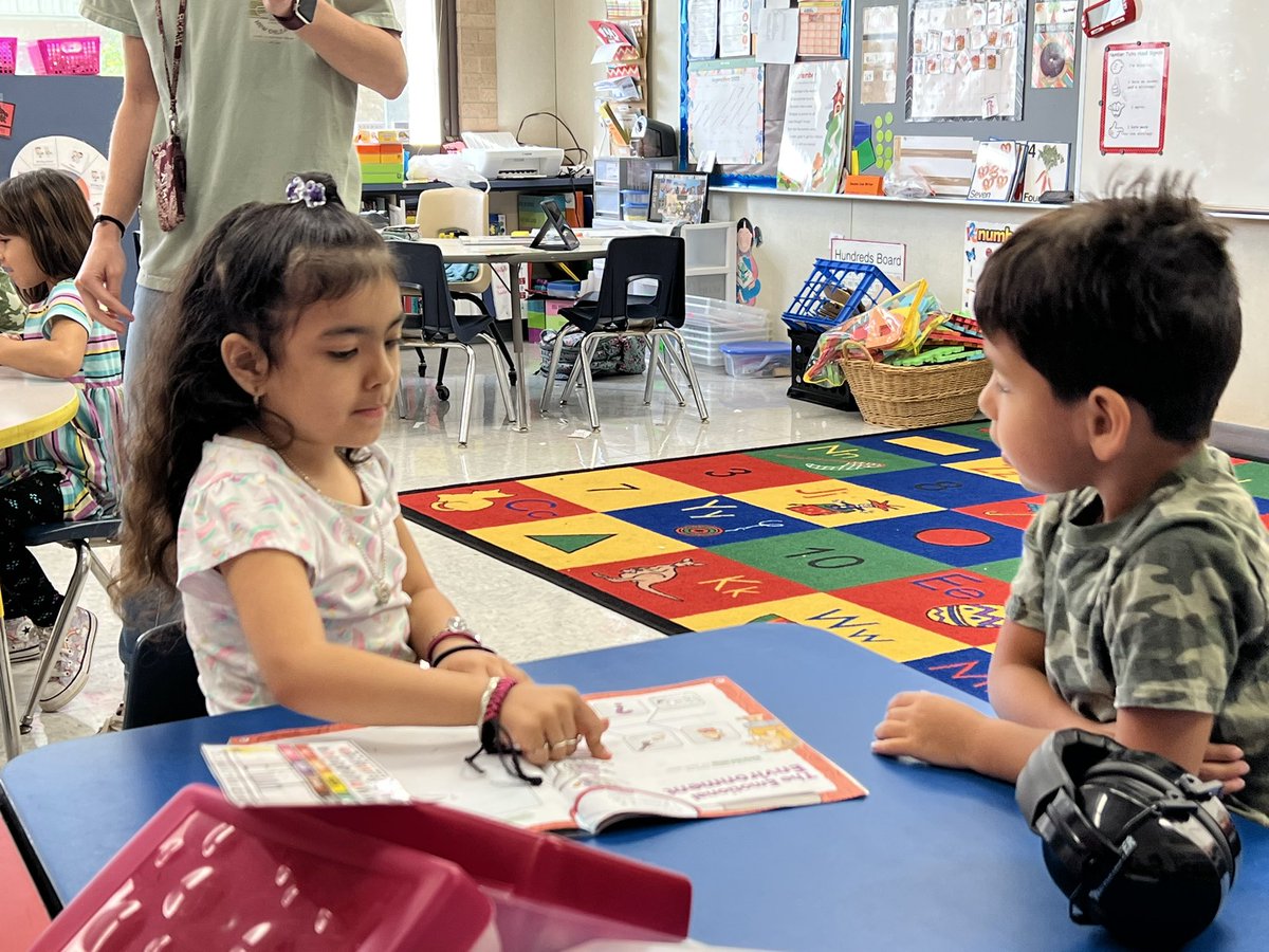 plumcreekelem's tweet photo. Our Kinder leaders in @LaurelLions21 using FSGPT to share a time they helped a friend.  @TheLeaderinMe #LockheartLeading https://t.co/HOA1Z7No7J