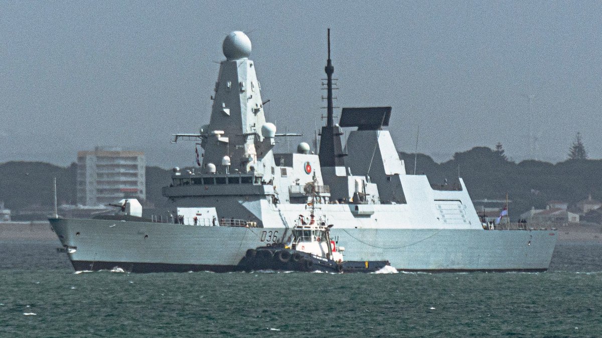 NavyLookout's tweet photo. @hms_albion @AgustinLowpozi .@HMSDefender follows Albion into 🇪🇸Rota

#UKResponseGroup

Via @AgustinLowpozi https://t.co/BHt7QWilDn