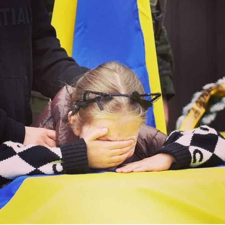 WeAreFromUA's tweet photo. Price of the deoccupation.
8YO Masha near the coffin of her father, Artem Synelnyk, an officer of the National Guard, who died during the Kharkiv offensive operation.

#WarInUkraine #StandWithUkraine️ #StopRussia #StopRussianAggression #ChildrenOfWar https://t.co/K4szIJBH2O