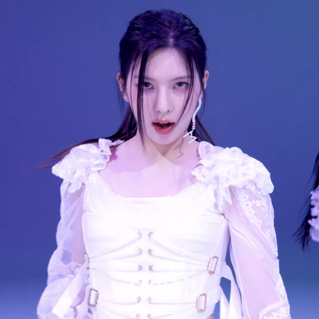 🎥 | 19.09.22 — COMO PODE SER TÃO LINDA?!

#BAE durante o teaser da performance de “DICE” no Studio Choom.

© baegallery

#BAE #배이 #배진솔 #NMIXX #엔믹스  <a href="/NMIXX_official/">NMIXX</a>