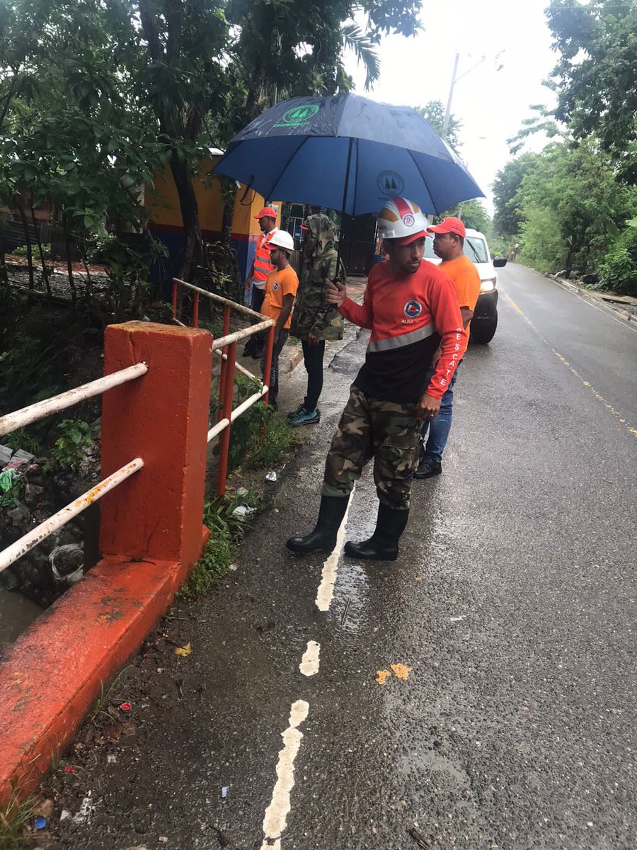 mateoreyes1326's tweet photo. Visita del puente de canca donde el río está creciendo hacemos un llamado a la población que se mantenga vigilante y ante cualquier novedad nos llamen #FionaRD https://t.co/5eHp9g918c