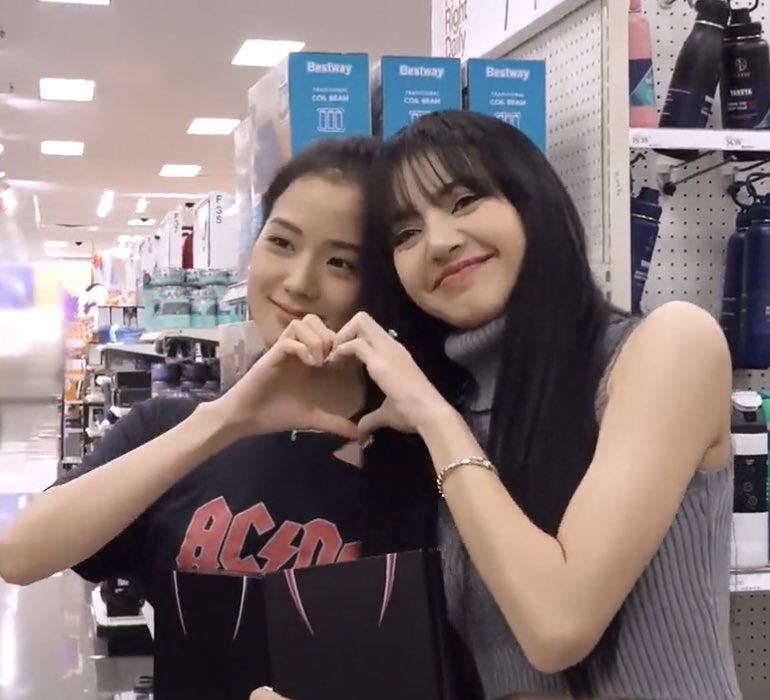 LaliceUpdates's tweet photo. #LISA &amp; JISOO 💞

#LALISA #MONEY https://t.co/p8xvysDUCt