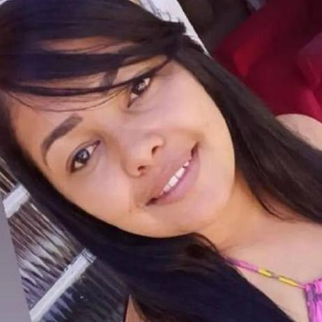 CrimesReais's tweet photo. Mulher é condenada e morta pelo tribunal do crime após negar beijo a traficante. https://t.co/mr25iJGMgS