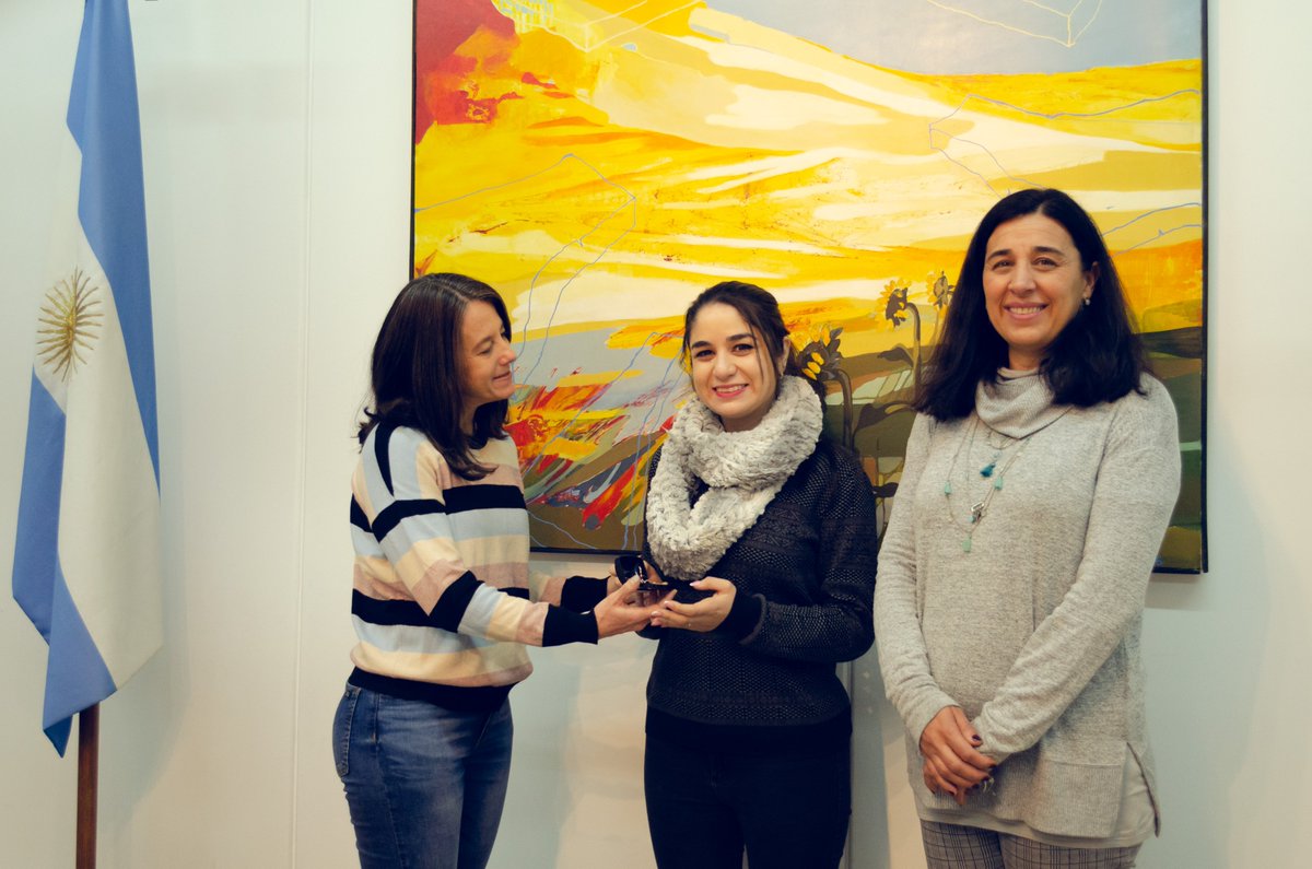 FcpysUNCuyo's tweet photo. 🥇La Decana Dra. María Eugenia Martín y la vicedecana Lic. Prof. Mariana Castiglia recibieron a Julieta Camila de la Rosa, quien recibió la medalla a Mejor egresada de Trabajo Social 2020 y 2021.
¡Felicidades Julieta! 👏
#LaCasaComún
#AgendaFCPyS https://t.co/y2UAakH7N7