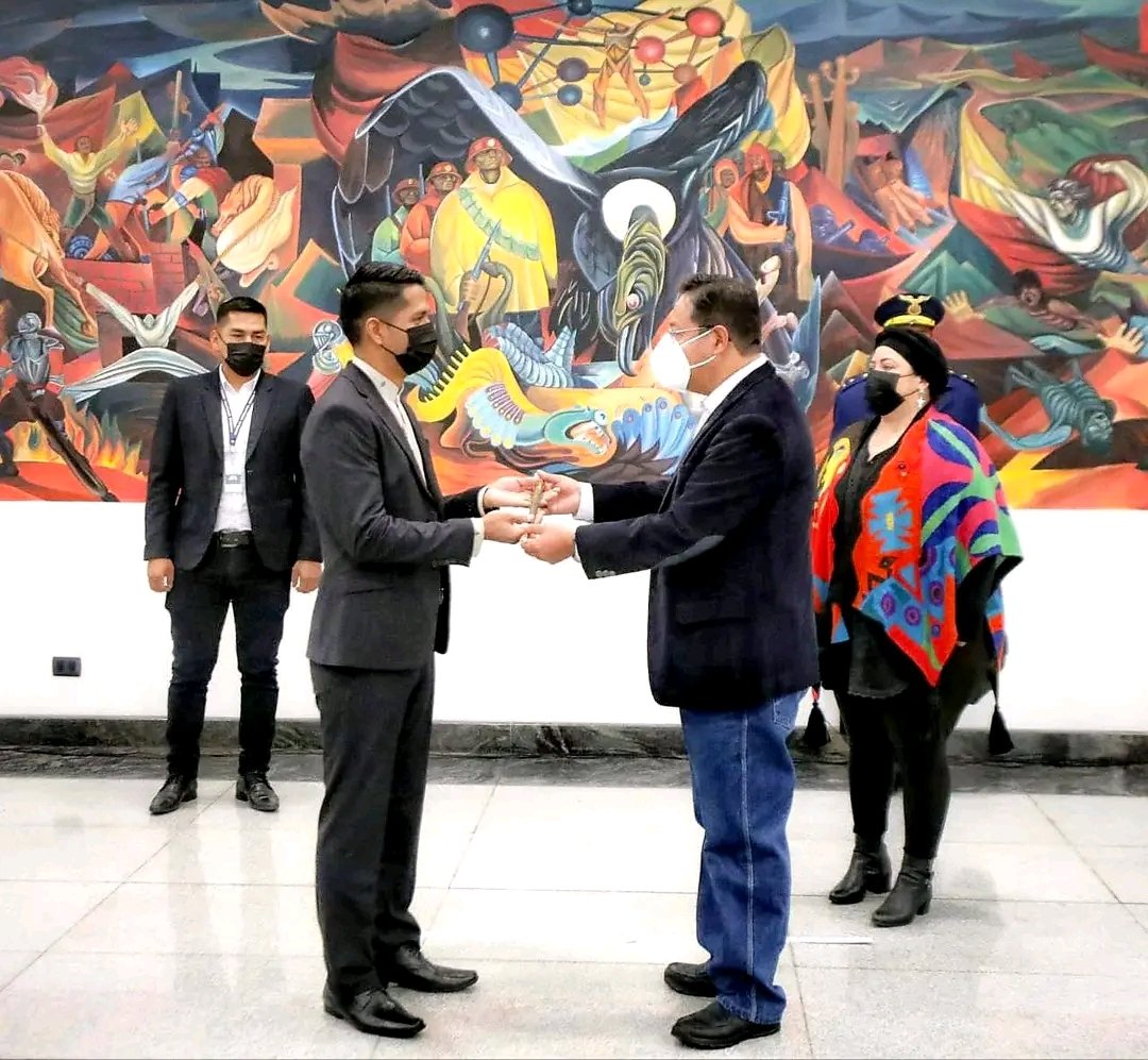 AndronicoRod's tweet image. Recibimos el Bastón de Mando de nuestro hermano presidente @LuchoXBolivia como manda la Constitución Política del Estado, en caso de ausencia temporal del presidente y vicepresidente. (1/2)