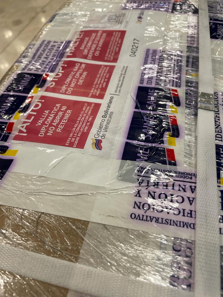 EmbaVEespana's tweet photo. #IMPORTANTE: Se comunica a la ciudadanía venezolana residente en España la llegada de valijas de Pasaporte a la ciudad de Madrid. Estamos organizando la logística de envío a nuestros 5 Consulados, los cuales, una vez organizadas las listas, informarán por los canales regulares. https://t.co/XzDvCWuWa5