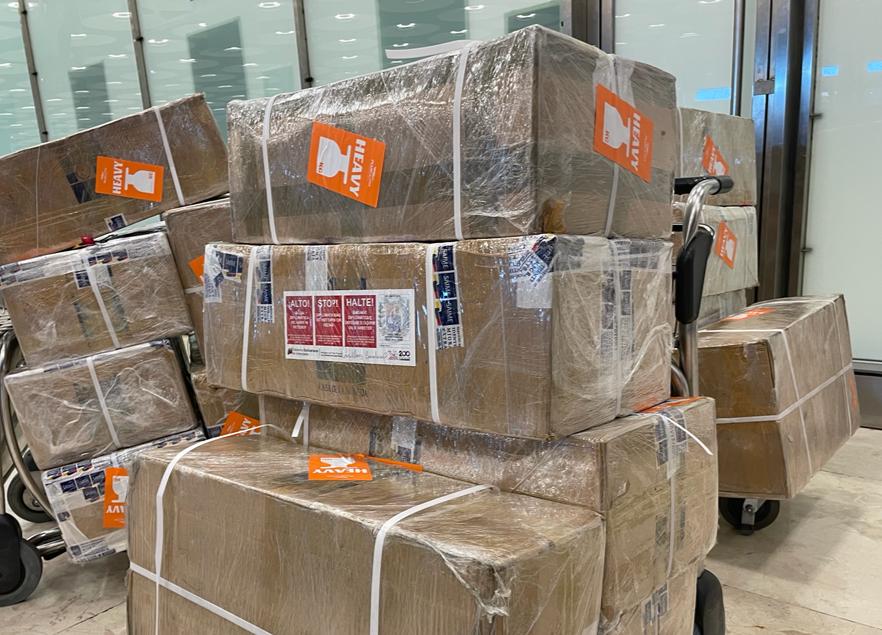 EmbaVEespana's tweet photo. #IMPORTANTE: Se comunica a la ciudadanía venezolana residente en España la llegada de valijas de Pasaporte a la ciudad de Madrid. Estamos organizando la logística de envío a nuestros 5 Consulados, los cuales, una vez organizadas las listas, informarán por los canales regulares. https://t.co/XzDvCWuWa5