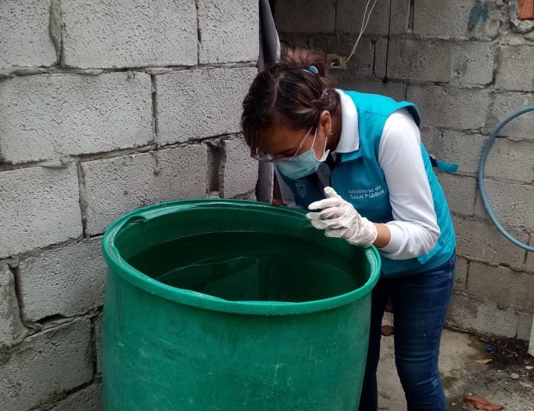 Salud_Guayas's tweet photo. #JuntosPorLaSalud I Personal de #ControlVectorial del #Distrito09D01, realizan acciones contra el dengue 🦟, chikungunya y zika en sectores de la Cooperativa #Florida1. Además, efectúan sensibilizaciones 👨‍👩‍👧‍👧 sobre medidas de prevención. https://t.co/kSBvNIVhHH