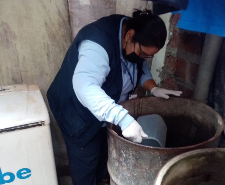 Salud_Guayas's tweet photo. #JuntosPorLaSalud I Personal de #ControlVectorial del #Distrito09D01, realizan acciones contra el dengue 🦟, chikungunya y zika en sectores de la Cooperativa #Florida1. Además, efectúan sensibilizaciones 👨‍👩‍👧‍👧 sobre medidas de prevención. https://t.co/kSBvNIVhHH