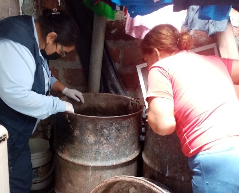 Salud_Guayas's tweet photo. #JuntosPorLaSalud I Personal de #ControlVectorial del #Distrito09D01, realizan acciones contra el dengue 🦟, chikungunya y zika en sectores de la Cooperativa #Florida1. Además, efectúan sensibilizaciones 👨‍👩‍👧‍👧 sobre medidas de prevención. https://t.co/kSBvNIVhHH
