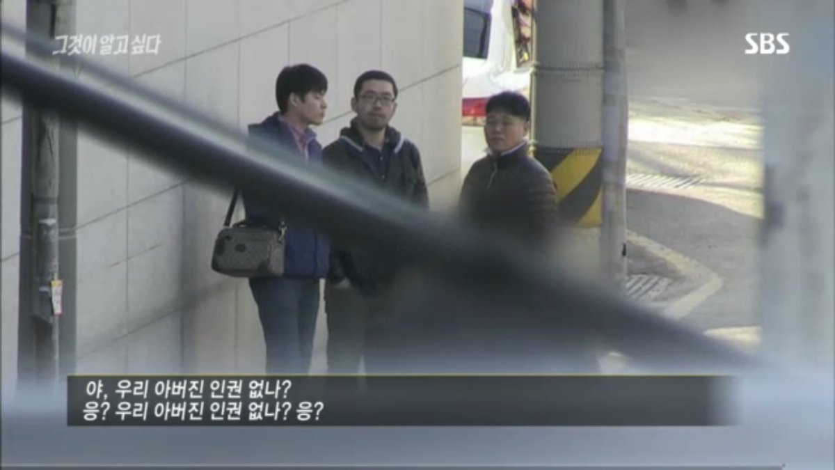 형제복지원에서 500명 이상이 죽었는데도, 피디한테 반말하며 “내가 무슨 잘못을 했냐”는 형제복지원 원장이랑 “우리 아버지는 인권 없냐”며 역시나 반말 찍찍하는 그 아들을 우리는 절대 잊으면 안 됨. 가끔 너무 생각나는 장면이고 재산몰수 했으면.
