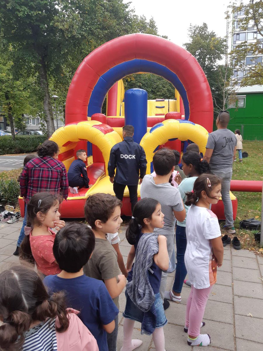 Toen het weer nog enorm meewerkte… wát een feest was het op de pleinen! Er waren zo’n 150 kinderen per plein. Onze ‘JoU rolmodellen’ hielpen ook mee. Samen met <a href="/StichtingDOCK/">DOCK</a> <a href="/Sport_Utrecht/">SportUtrecht</a> <a href="/BOKSCultuurhuis/">BOKS Jongerencultuurhuis</a> <a href="/CultStefanus/">ZIMIHC Stefanus</a> e.a. #overvecht #utrecht #pleinfestival