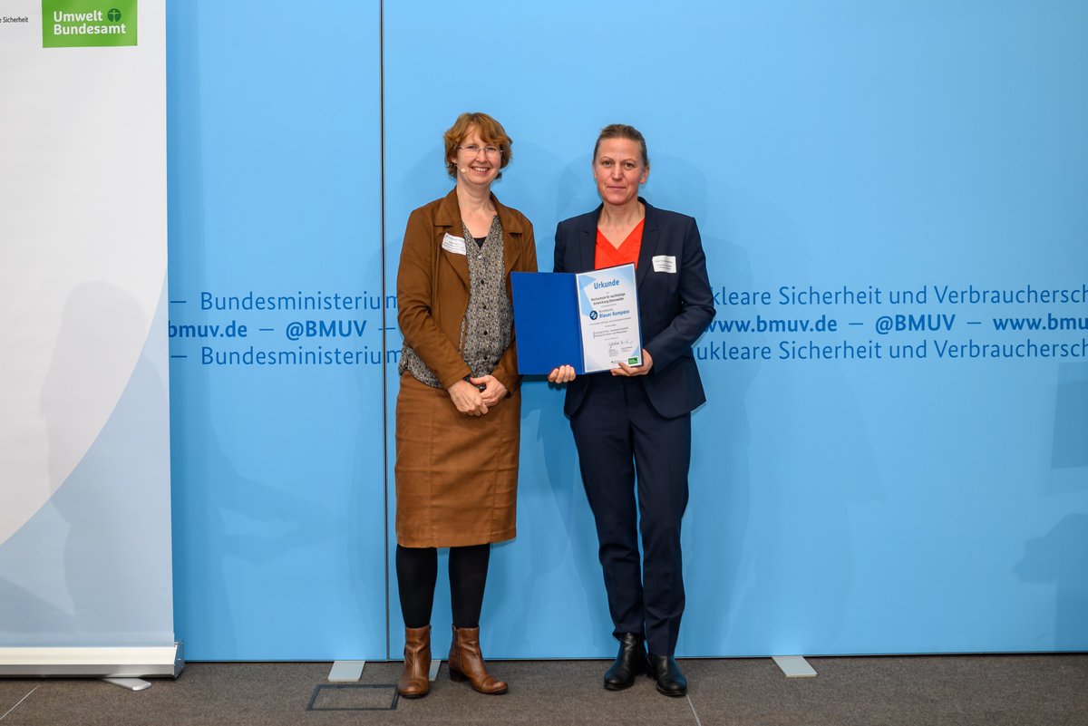 premiere_eu's tweet photo. Award for one of our local @hneeberswalde #multiactorproject! Auszeichnung unseres HNEE-Projektes beim bundesweiten Wettbewerb #Blauer #Kompass: Cropping School https://t.co/5bR4IH85s6. 🎉
@AnnaHaering nahm die Auszeichnung entgegen.
#Innoforum #Brandenburg #Ökolandbau https://t.co/jifP06YjVE