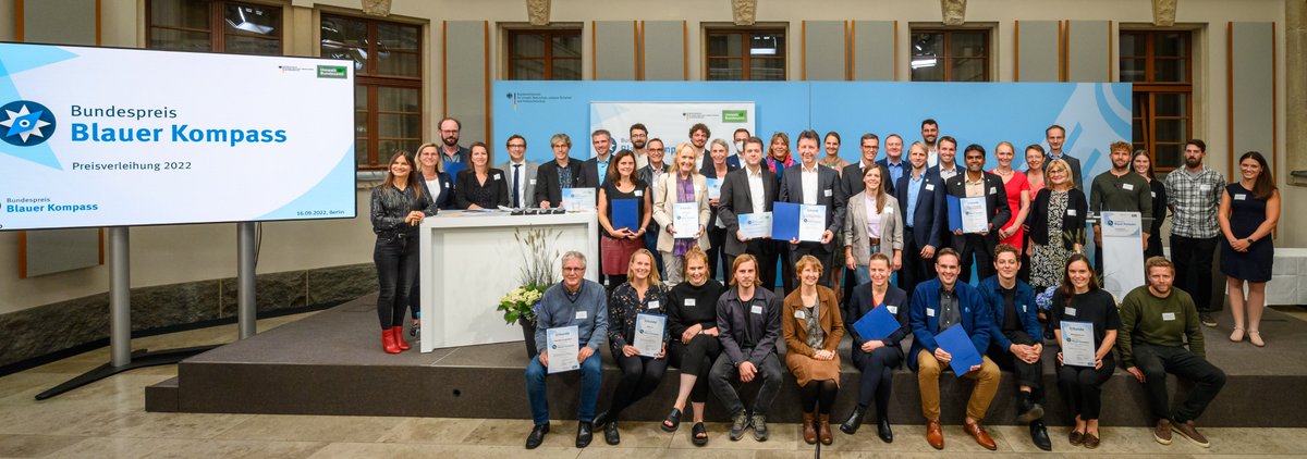 premiere_eu's tweet photo. Award for one of our local @hneeberswalde #multiactorproject! Auszeichnung unseres HNEE-Projektes beim bundesweiten Wettbewerb #Blauer #Kompass: Cropping School https://t.co/5bR4IH85s6. 🎉
@AnnaHaering nahm die Auszeichnung entgegen.
#Innoforum #Brandenburg #Ökolandbau https://t.co/jifP06YjVE