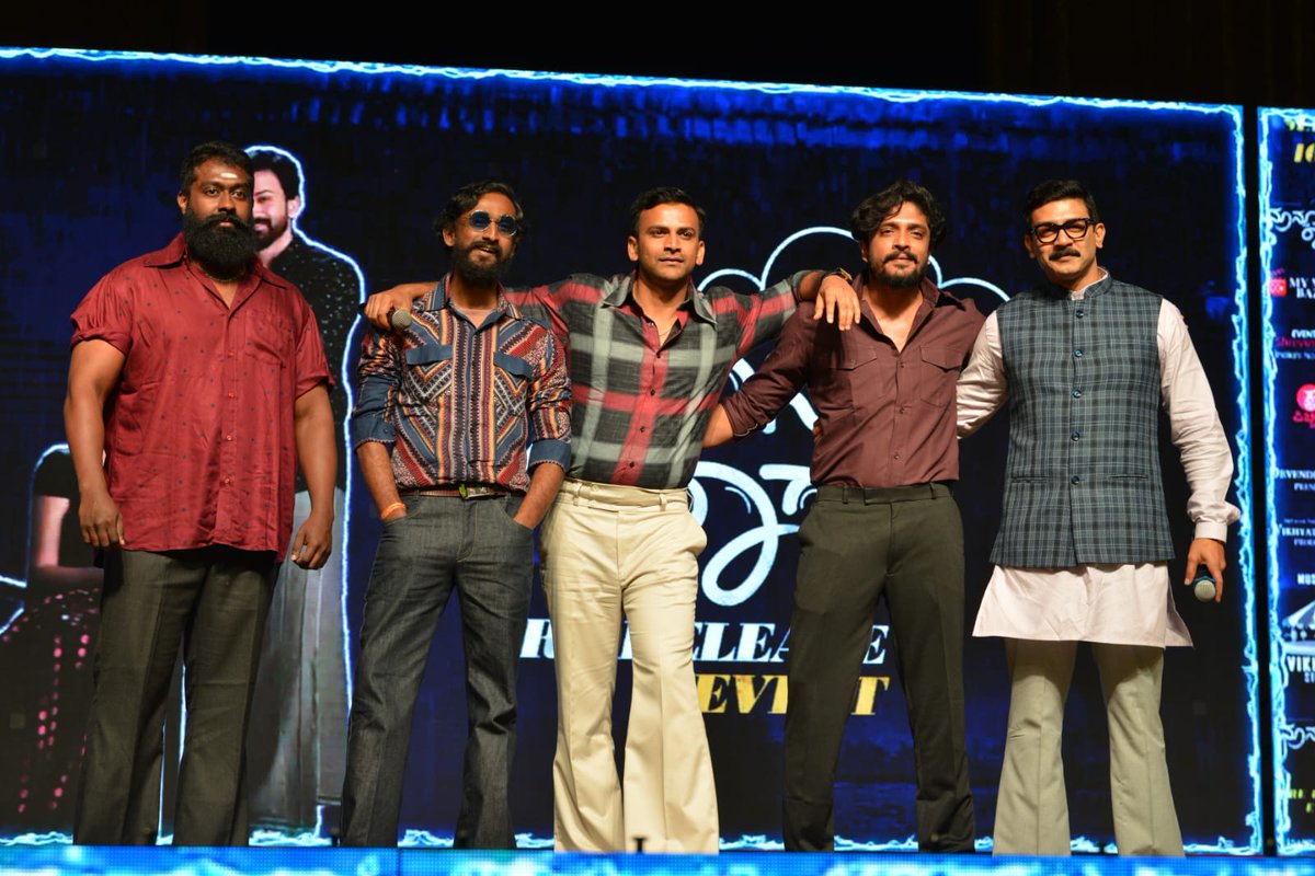Dhananjaya_Fans's tweet photo. #HeadBush JAYARAJ Gang 🔥
#Jayaraj #Kotwal #Samson #MND #KKRaja

@Dhananjayaka @ImSimhaa
@RaghuMukherjee @headbushmovie
@daali_pictures @SomannaTalkies
@aanandaaudio @KRG_Connects

#HeadBush #HeadBushOnOct21st 
#Dhananjaya #Daali #Natarakshasa 
#DaaliDhananjaya #Dhananjayafans https://t.co/qbusAOCecJ