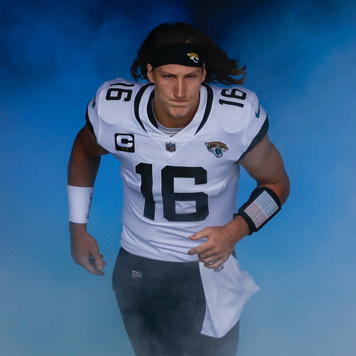 NFLonCBS's tweet photo. Trevor Lawrence

                           2021              2022
QB Rating          71.9               96.4
TD-INT              12-17                3-1
Pass Yd/gm       214.2             255.0
Comp pct           59.6%            68.1%

It's all happening @Jaguars https://t.co/R7xyNSFnGW