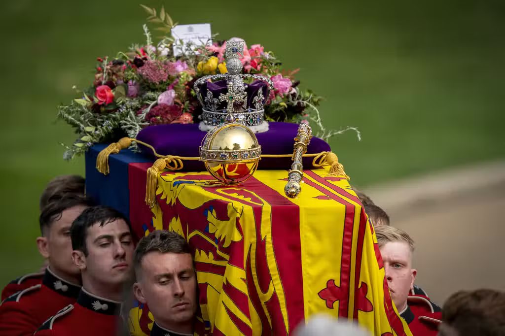Trothylad's tweet photo. Amazing young men those #pallbearers - such responsibility carried out to perfection. Massively well done #queensfuneral #QueenElizabethII #queen https://t.co/OWbYDtS0P4