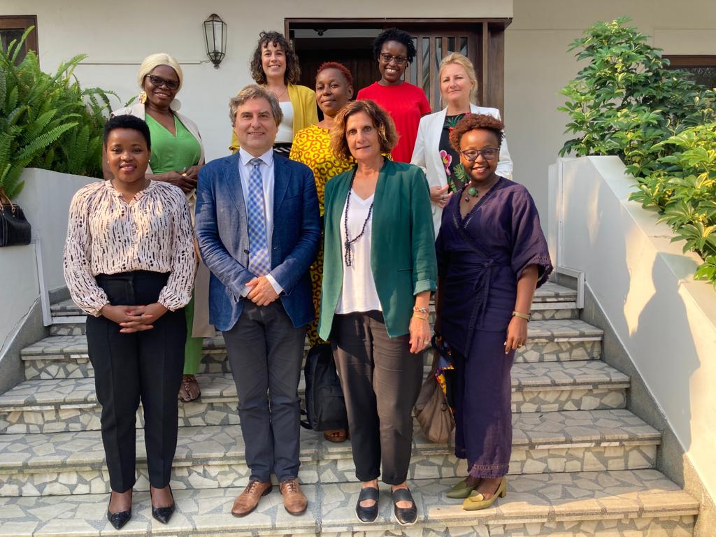 MujeresxAfrica's tweet photo. Almuerzo en la @EmbEspMaputo con activistas de los DDHH de las mujeres en Mozambique. 

Estas mujeres vienen del mundo de la academia, concretamente de la antropología, los observatorios de género, el derecho y el aprendizaje y capacitación de la sociedad civil. #creandosinergias https://t.co/bT57sPP4IM