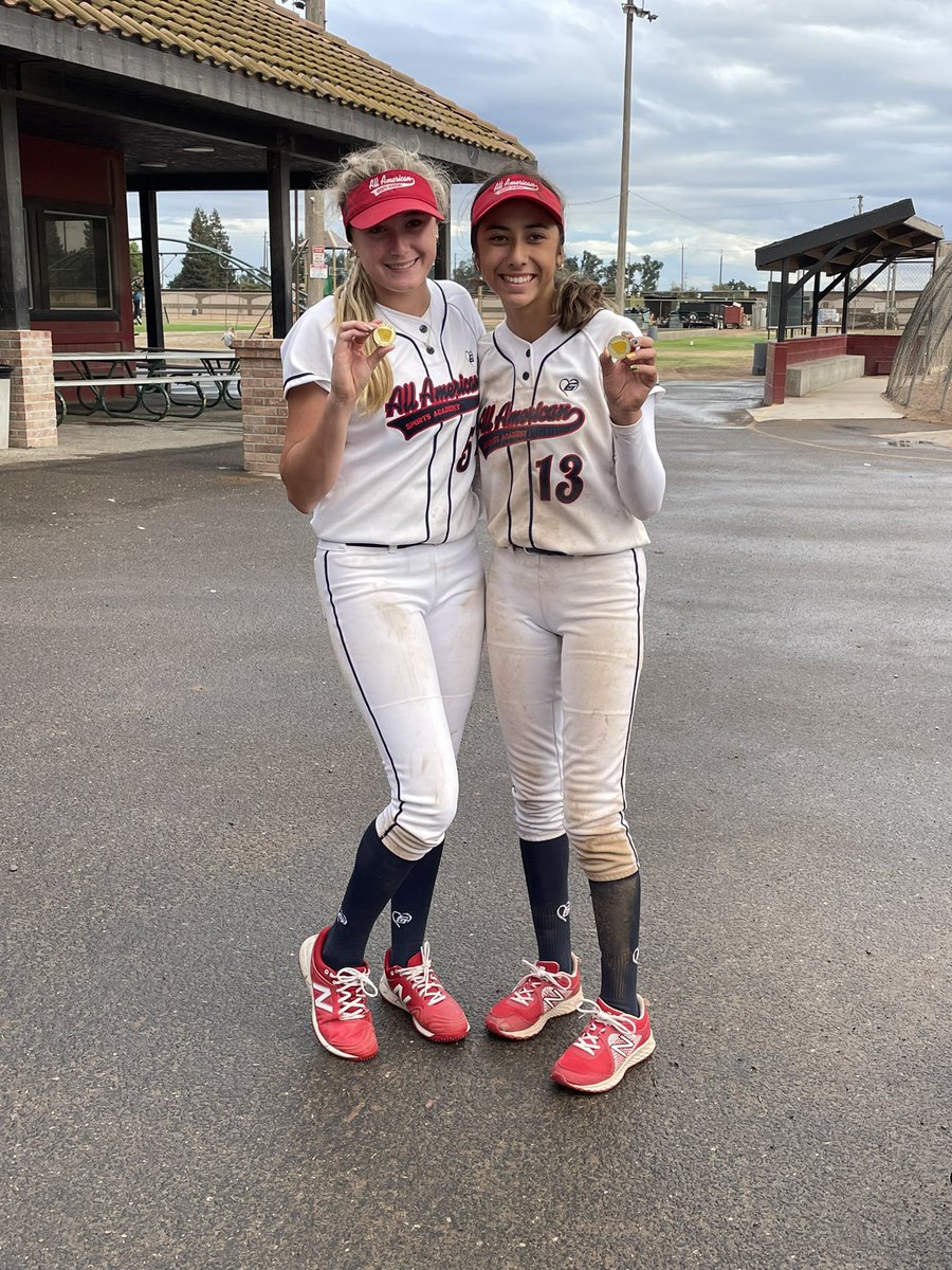 gcarpenter2023's tweet photo. Not bad for our first tournament for the fall season. Only 2 losses on the weekend - both to the tourney winners. And got a golden glove award with my girl @mzsoftball_13. @AasaMerrida18G @GaelsSoftball https://t.co/hNl31C7nGD