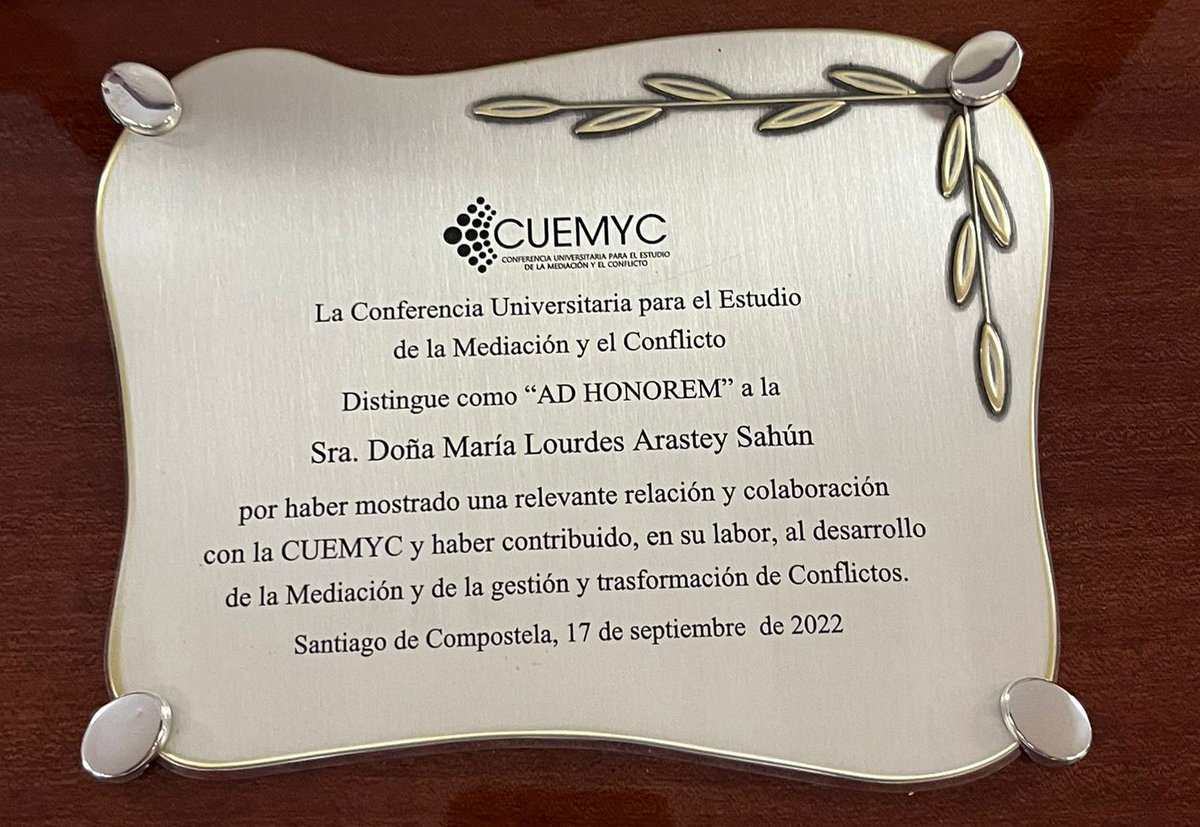Durante la celebración de su congreso este fin de semana en Santiago de Compostela, <a href="/CUEMYC2018/">Conferencia CUEMYC</a>  ha distinguido AD HONOREM a Lourdes Arastey, quien no pudiendo asistir personalmente delegó en Rosalía Fernández, presidenta de <a href="/GEMME_EUROPE/">GEMME</a>