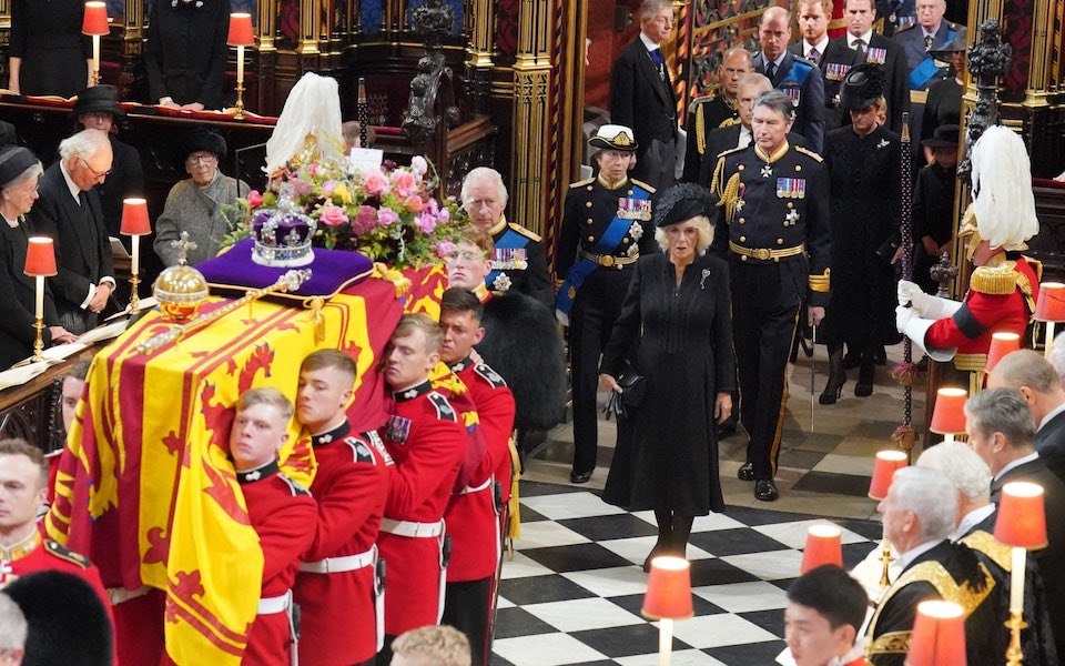 Give these pallbearers a bloody medal! Incredible #GrenadierGuards