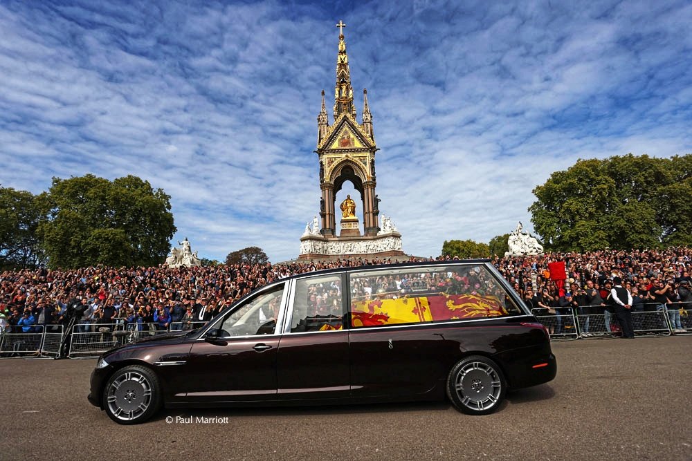 Her Majesty Queen Elizabeth II makes a final journey to Windsor, passing the Albert Memorial after her State Funeral #queenelizabethii #royalfamily #albertmemorial #london #mourning #nationalmourning #statefuneral #hearse #Floraltributes #canonr5 #canonuk #canonnewsphotography