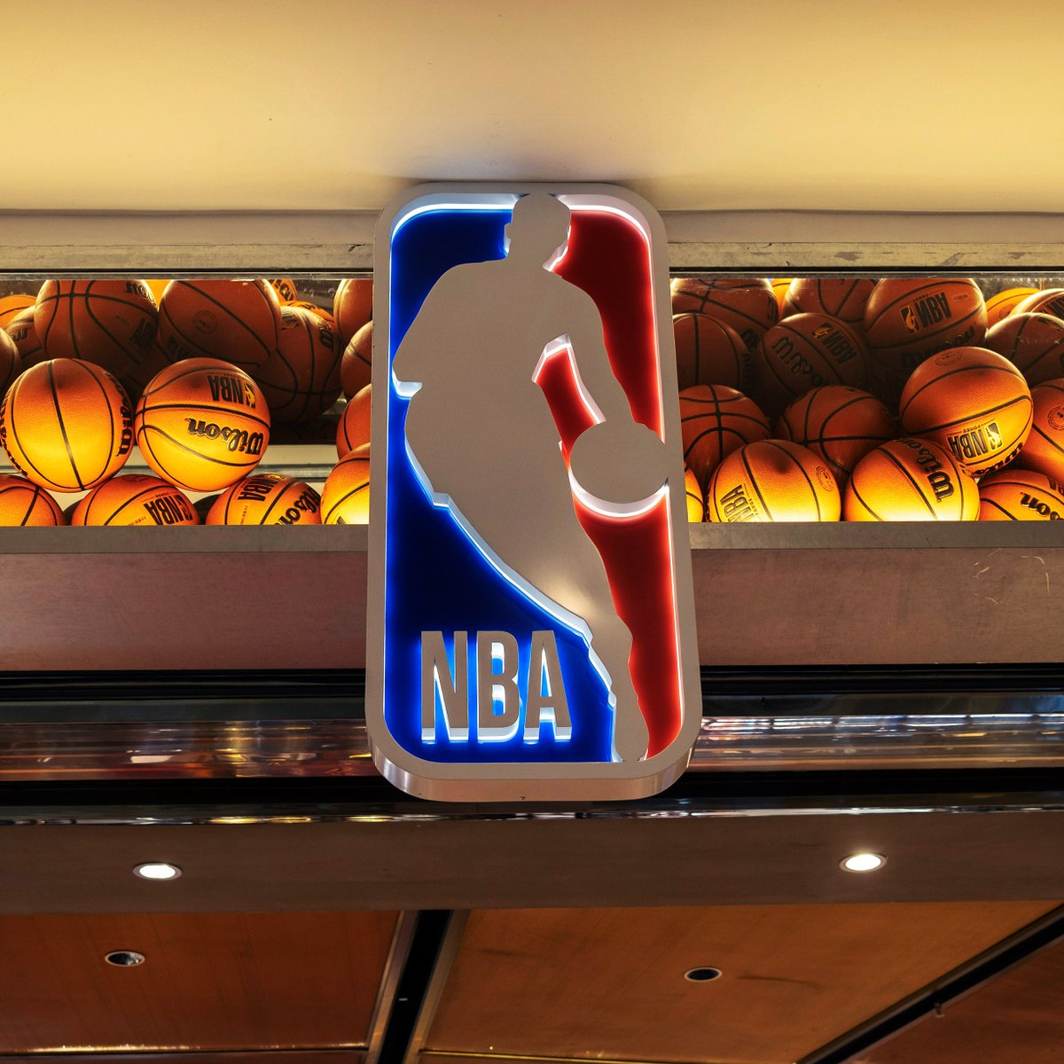 BleacherReport's tweet photo. The NBA and NBPA are “expected to agree on” lowering draft-age eligibility from 19 to 18 in the new CBA, per @ShamsCharania 

The change would allow high schoolers to go straight to the NBA again https://t.co/VoBn1opbBX