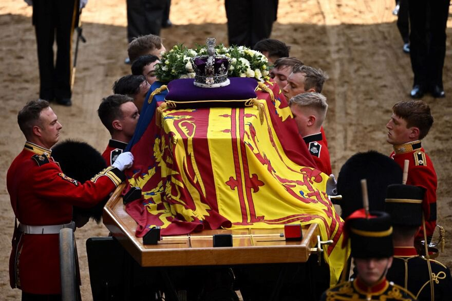 SpankTheBookies's tweet photo. The pallbearers who have been carrying Queen Elizabeth II's casket should never have to pay for another beer again. What a responsibility to have, and they've done their duty to perfection 👏🏻👏🏻 https://t.co/3kfxHJXZ4u