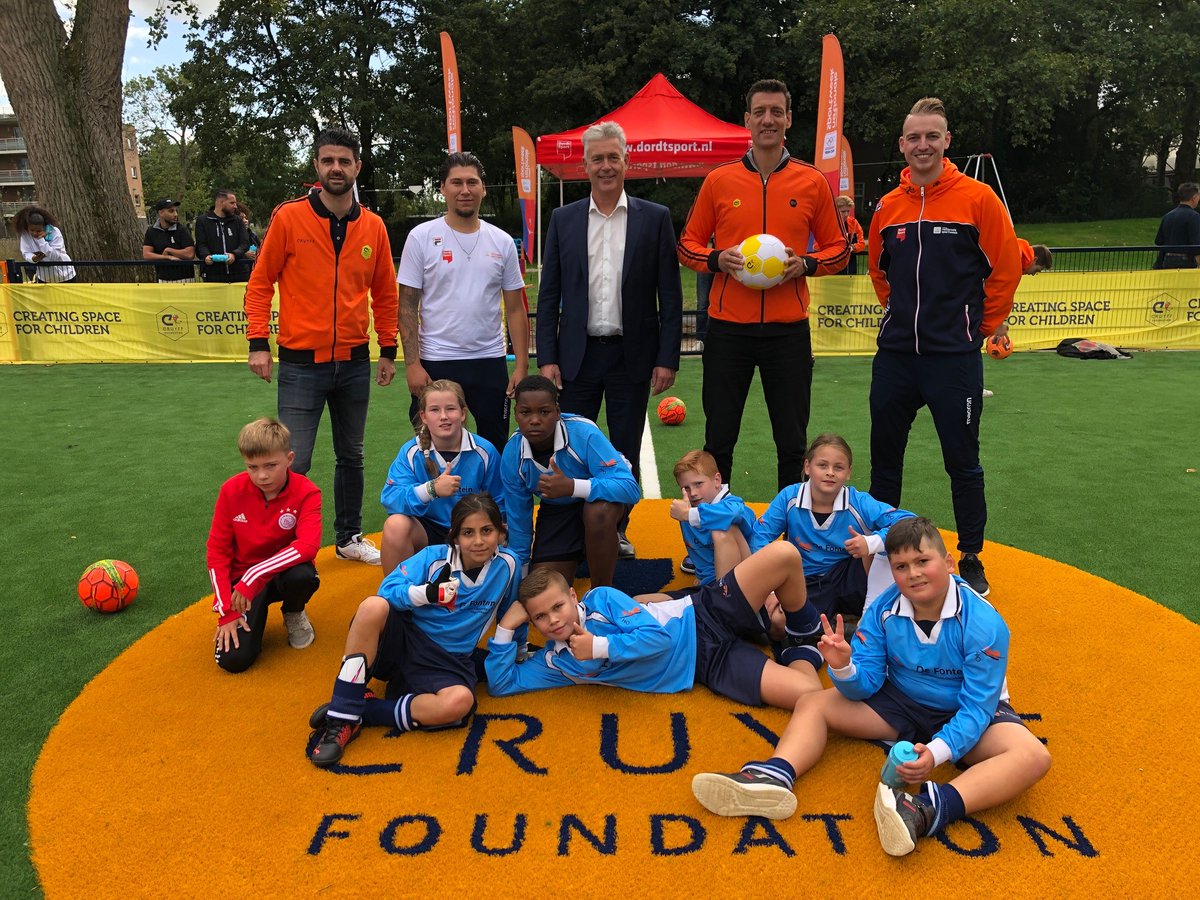 DordtSport's tweet photo. Leerlingen De Albatros en De Fontein openen nieuw Cruyff Court Admiraal en nieuw watertappunt in Wielwijk. #wielwijk #dordrecht #sportdoetietsmetje #NSW2022 @JCFoundation @AlbatrosDordt @DBVRowic @fcdordrechtnl @ggdzhz @EvidesWaterbedr @pip_zo @nocnsf @NLsportweek @MMDordt https://t.co/VINYHrWUo4