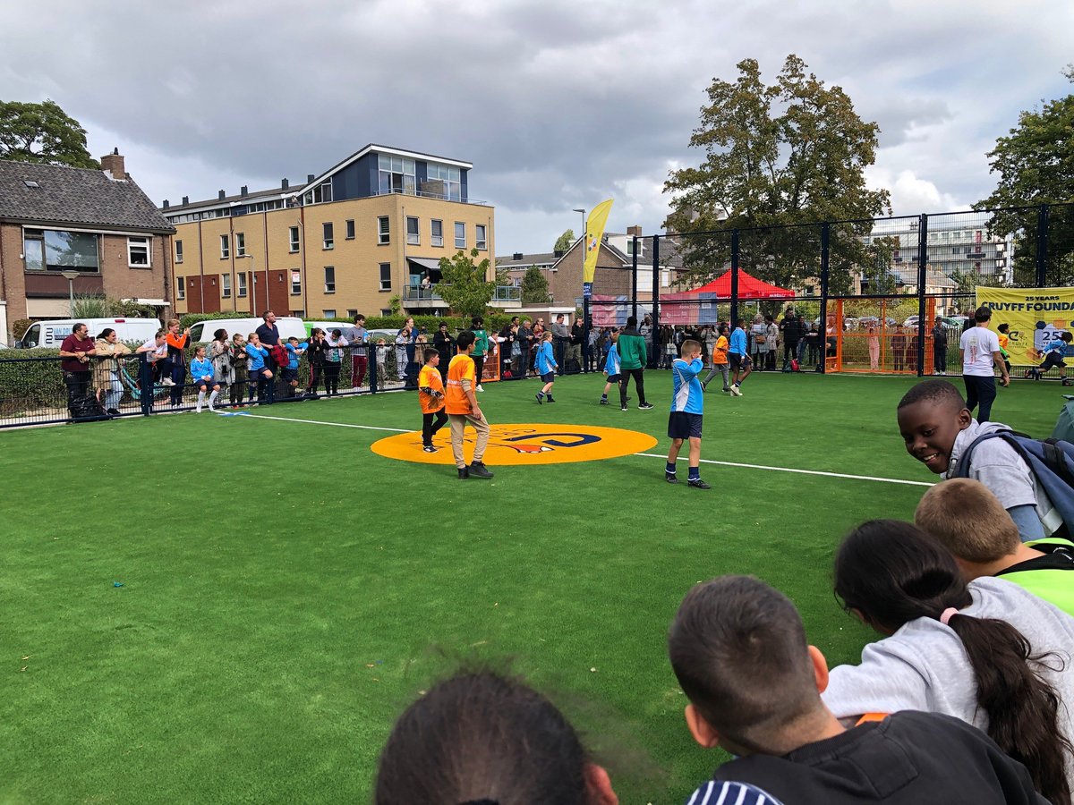 DordtSport's tweet photo. Leerlingen De Albatros en De Fontein openen nieuw Cruyff Court Admiraal en nieuw watertappunt in Wielwijk. #wielwijk #dordrecht #sportdoetietsmetje #NSW2022 @JCFoundation @AlbatrosDordt @DBVRowic @fcdordrechtnl @ggdzhz @EvidesWaterbedr @pip_zo @nocnsf @NLsportweek @MMDordt https://t.co/VINYHrWUo4
