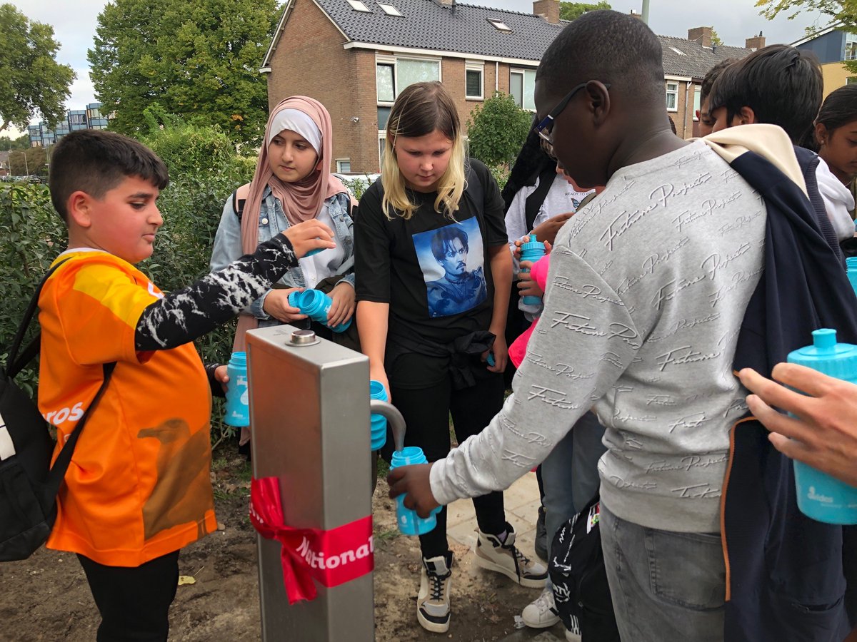 DordtSport's tweet photo. Leerlingen De Albatros en De Fontein openen nieuw Cruyff Court Admiraal en nieuw watertappunt in Wielwijk. #wielwijk #dordrecht #sportdoetietsmetje #NSW2022 @JCFoundation @AlbatrosDordt @DBVRowic @fcdordrechtnl @ggdzhz @EvidesWaterbedr @pip_zo @nocnsf @NLsportweek @MMDordt https://t.co/VINYHrWUo4