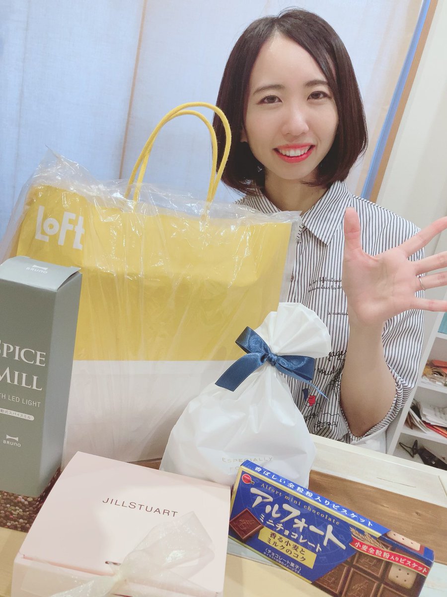 hi_paka921's tweet photo. YUNONHOUSE収録終わり🎥
本当はベースが上手で面白いパンサーくんが入るつもりだったゆのん🎸
重荷すぎて誘われた時断ってました。
ぶっちゃけ最初は本当に嫌でした笑
（ごめんなさい😂）

でもメンバーのお陰で、つまらない私を面白く引き出してくれて
心の底から毎回楽しいって思わせてくれました↓ https://t.co/vfUwskalwp