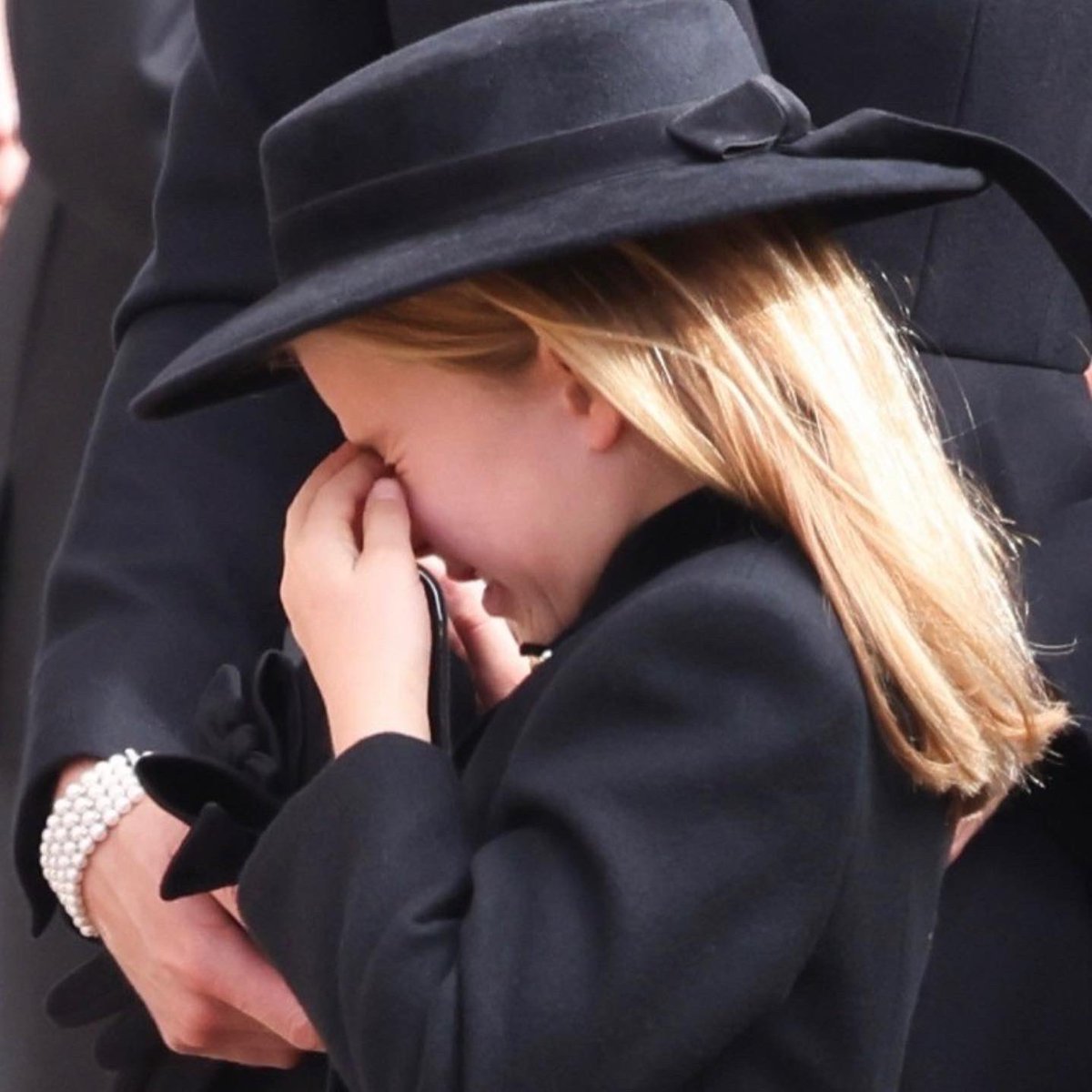 This image breaks my heart. I think sometimes people forget that #QueenElizabethII was not just a queen, but a great-grandmother as well.💔 📸: Getty