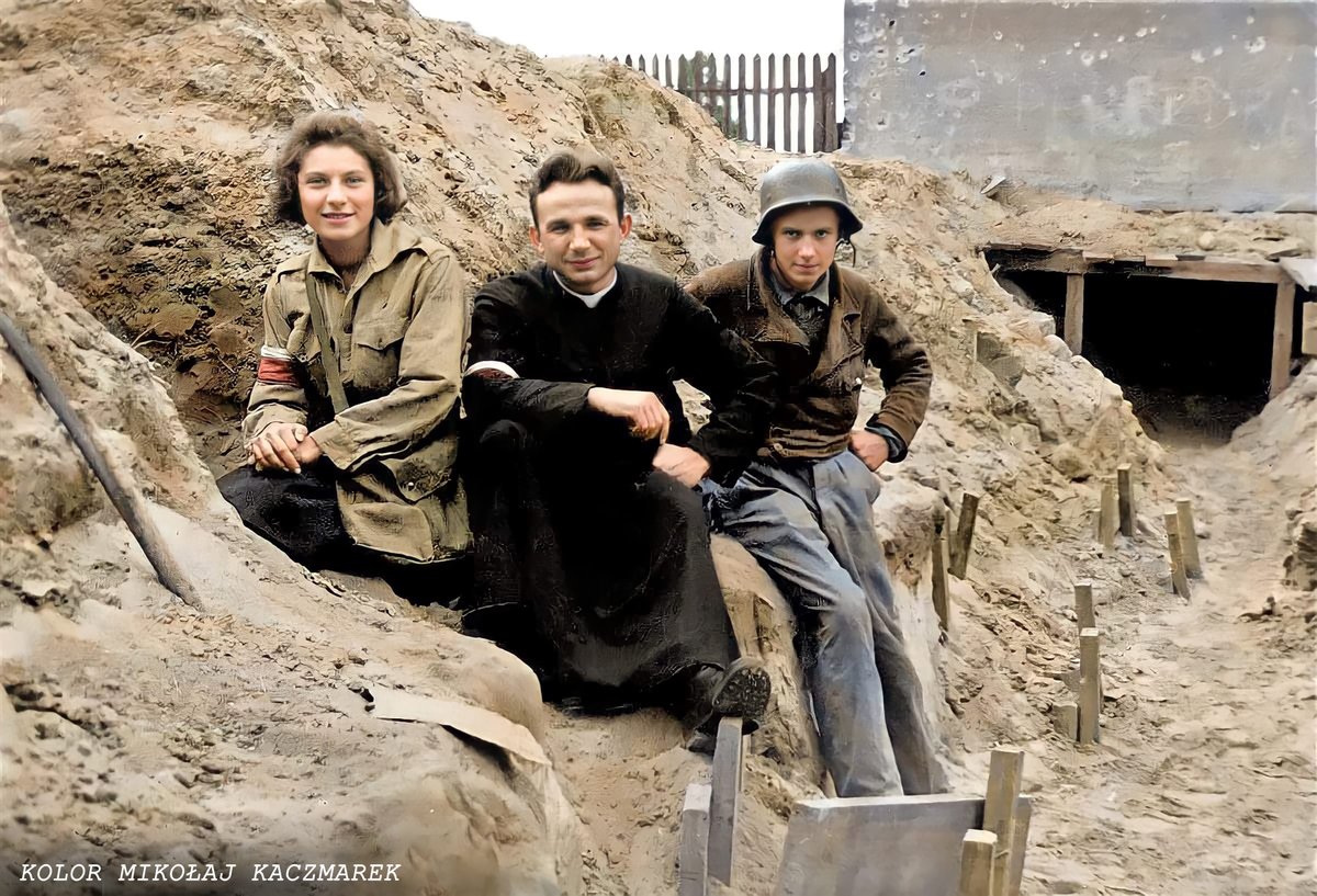 KolorHistorii's tweet photo. 🇵🇱Fotografia z Powstania Warszawskiego 1944.
Barykada między blokami przy ul. Krasińskiego 20 i 29. Od lewej: łączniczka Ewa Ponińska „Ewa”, ks. kapelan Wincenty Marczuk, oraz strz. Mieczysław Kowalski „Mietek”.

Źródło : MPW
Fot ze zbiorów : Ewa Ponińska Konopacka https://t.co/vO8gGyk4S2