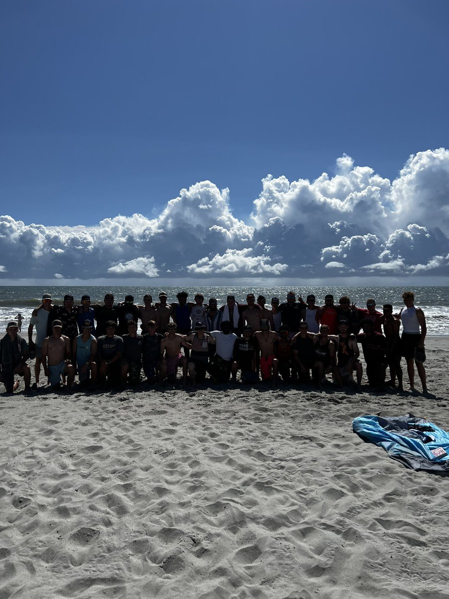 BaseballSwcc's tweet photo. Beach day 🦅🦅🦅 FAMILY https://t.co/GeazRWsNd7