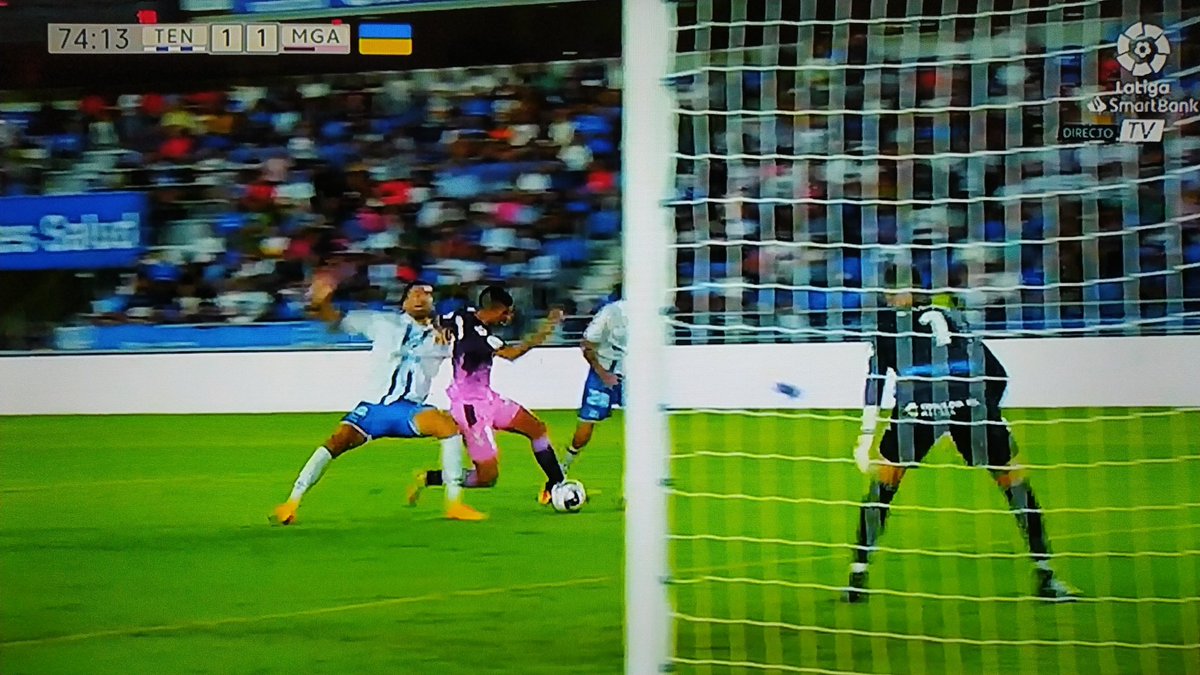 📺 El penalti que se inventó Caparrós Hernández.

Enric Gallego mete la pierna y carga por la espalda a Juanfran cuando el defensor llega primero a la disputa del balón.

No sólo no es penalti, sino que es falta en ataque. El VAR dio el visto bueno. Totalmente surrealista. ❌