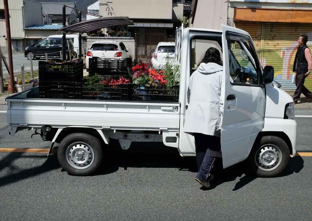 People like small pickup trucks? Wait till y'all find out about kei trucks. Check out this old article from @HirokoTabuchi. nytimes.com/2014/06/09/bus…