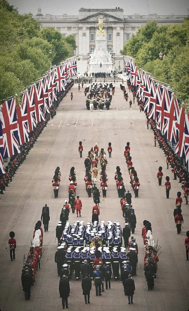 Jen_JenxXx's tweet photo. A day like no other. What a beautiful heartfelt goodbye to our beloved Queen, your country certainly did you proud ❤️🕊. Huge respect to everyone involved in the funeral today, nothing but respect for you all! Rest in peace ma’am xx https://t.co/J9N4YV5jyz