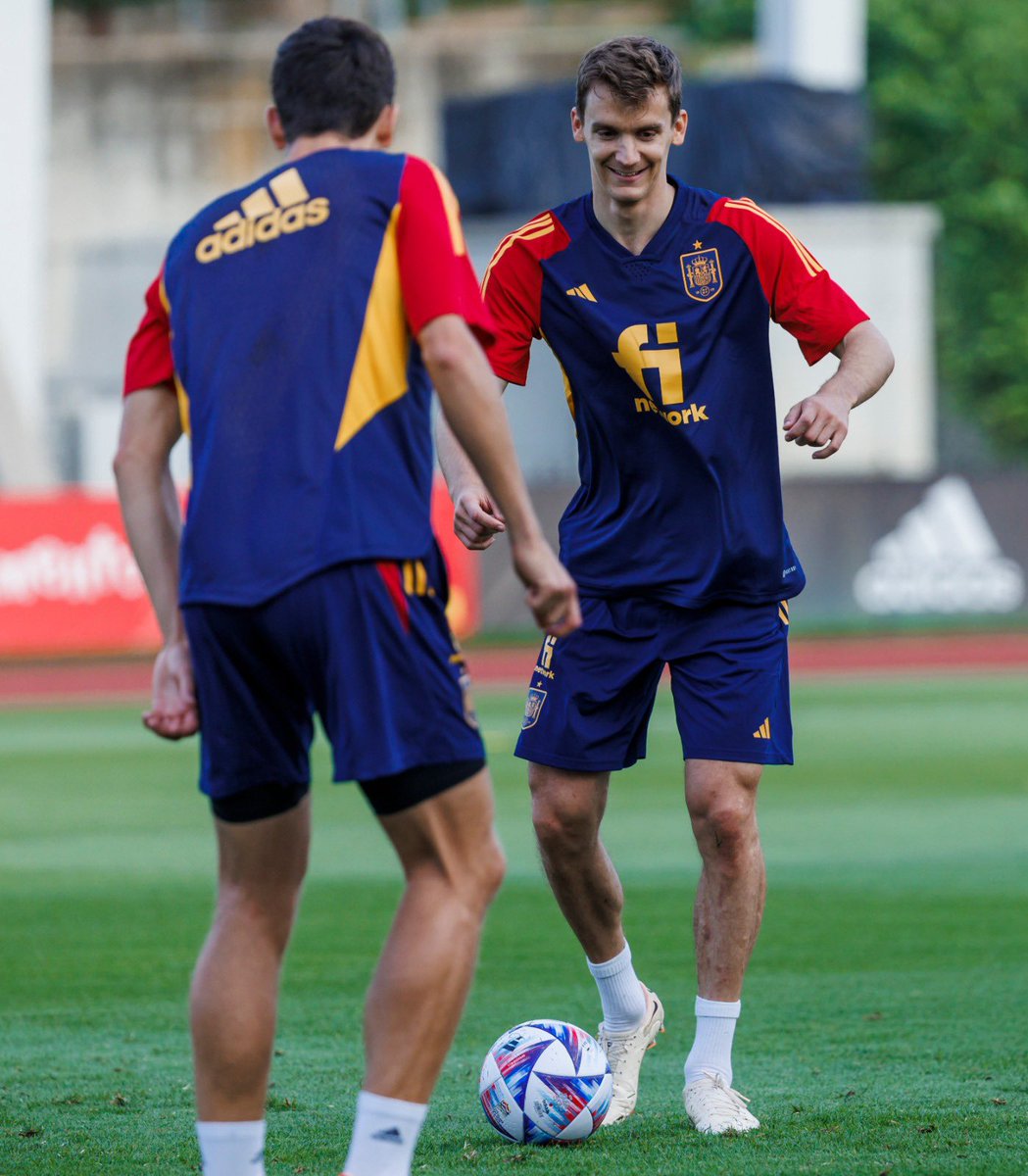 diego_2llorente's tweet photo. El trabajo ha comenzado! Feliz por estar en esta concentración de la @SEFutbol para disputar estos dos partidos de la #NationsLeague https://t.co/ak5R8n2bgU