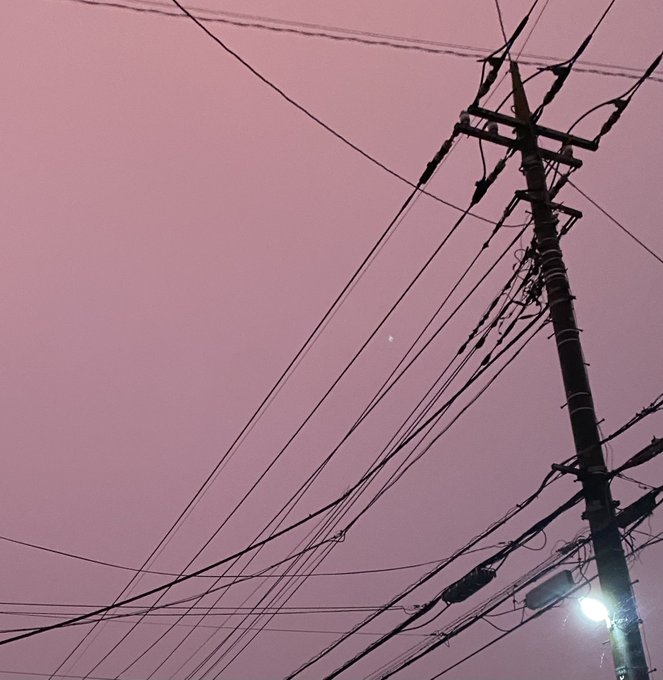 空がほんのり赤くて不気味っす 