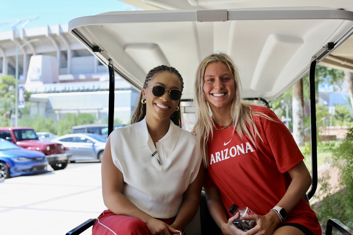 MarchMadnessWBB's tweet photo. 𝐁𝐈𝐆 smiles 😊 and 𝐁𝐈𝐆 energy 🔋 with @cate_reese ! Thank you for showing @MarchMadnessWBB your favorite spots on campus 😎

#NCAAWBB x @ArizonaWBB https://t.co/N8RzQJIRHK