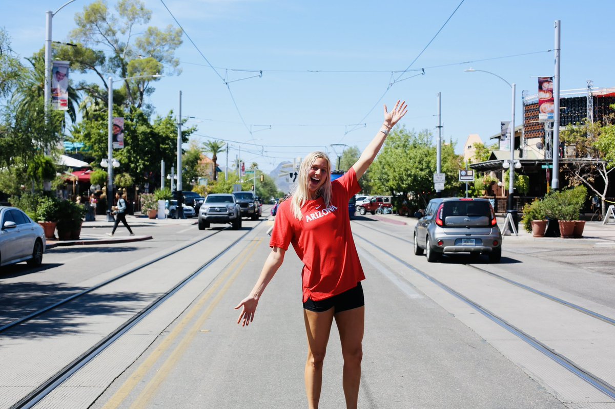 MarchMadnessWBB's tweet photo. 𝐁𝐈𝐆 smiles 😊 and 𝐁𝐈𝐆 energy 🔋 with @cate_reese ! Thank you for showing @MarchMadnessWBB your favorite spots on campus 😎

#NCAAWBB x @ArizonaWBB https://t.co/N8RzQJIRHK
