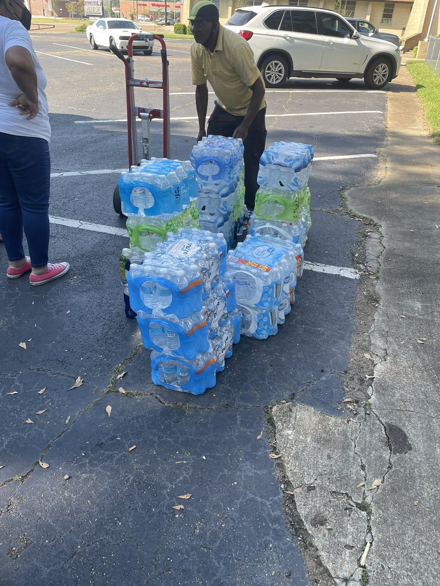 TajaiBreck's tweet photo. Helping those in need is what itโs all about. #TrueMinistry #WaterDrive #JacksonMS https://t.co/hGHUxVa9pD