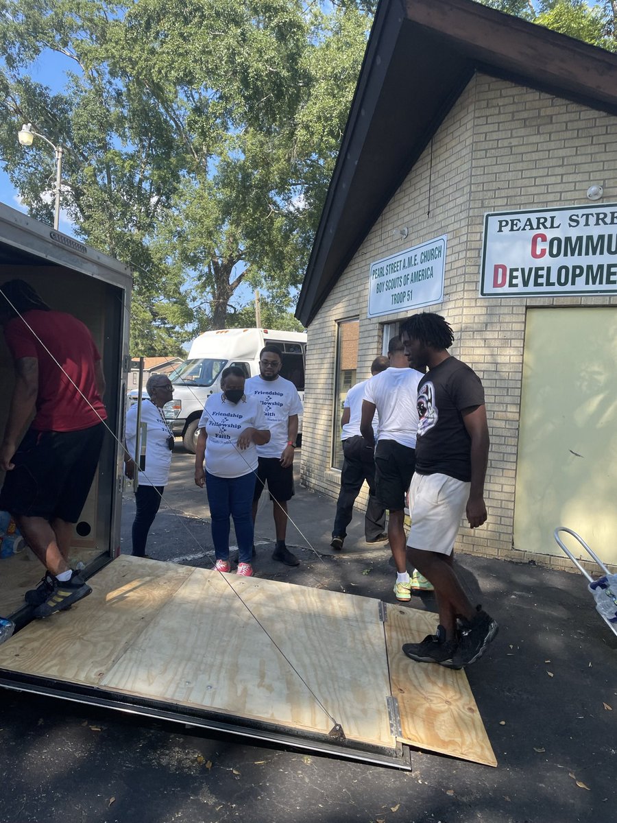 TajaiBreck's tweet photo. Helping those in need is what itโs all about. #TrueMinistry #WaterDrive #JacksonMS https://t.co/hGHUxVa9pD