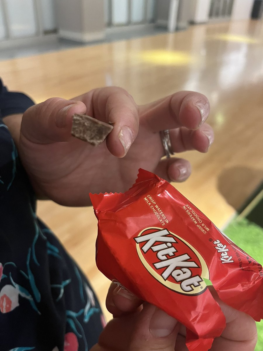 wanderlusting14's tweet photo. @KITKAT I bit into my KitKat and there was no wafer 😡 https://t.co/ncOlKmjgUp