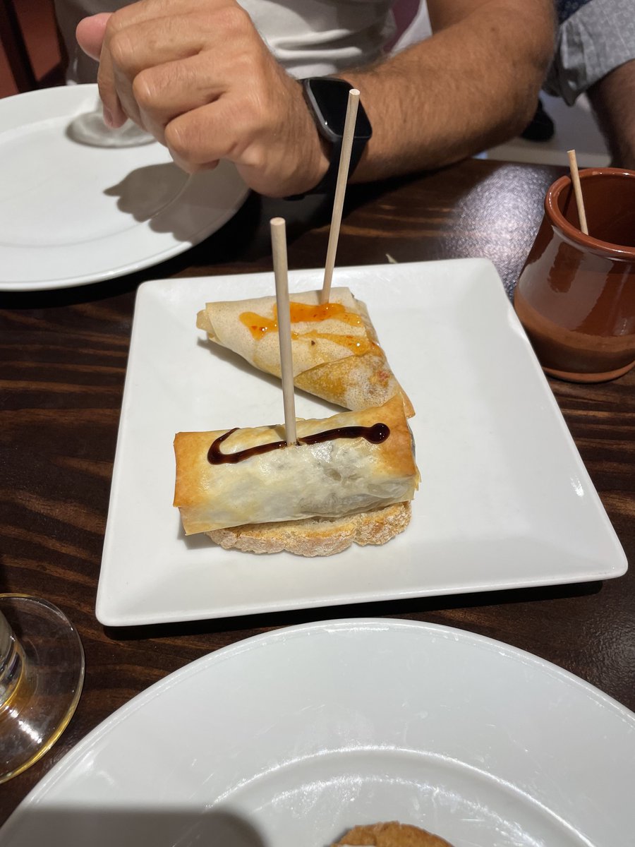 TATSLONDON1's tweet photo. バルセロナ郊外にあるバスク料理は最高だった。お会計は串の数で計算する回転寿司方式。#traska https://t.co/UHJIMTIssl