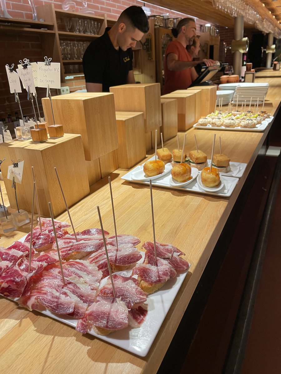TATSLONDON1's tweet photo. バルセロナ郊外にあるバスク料理は最高だった。お会計は串の数で計算する回転寿司方式。#traska https://t.co/UHJIMTIssl