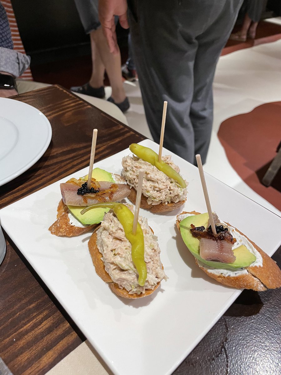 TATSLONDON1's tweet photo. バルセロナ郊外にあるバスク料理は最高だった。お会計は串の数で計算する回転寿司方式。#traska https://t.co/UHJIMTIssl